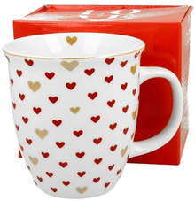 Kubek porcelanowy Serca 3 w czerwone i złote serca ustawiony obok ozdobnego pudełka LOVE.