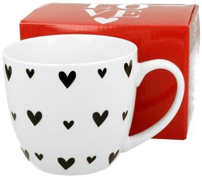 Kubek porcelanowy w serca ustawiony obok czerwonego pudełka z napisem LOVE.