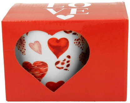 Kubek porcelanowy Serca 1 – 460 ml widoczny w czerwonym pudełku z wyciętym sercem.