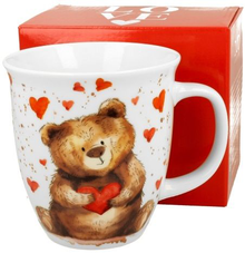 Zestaw: porcelanowy kubek Miś z Sercem obok pudełka prezentowego w kolorze czerwonym z napisem LOVE.