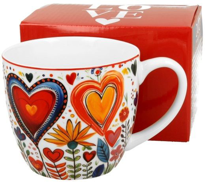 Kubek porcelanowy Kolorowe Serca 2 – 460 ml z wielobarwnym wzorem serc i kwiatów, obok czerwonego opakowania.
