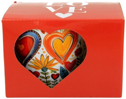 Kubek porcelanowy Kolorowe Serca 2 – 460 ml widoczny w czerwonym pudełku z wyciętym sercem.