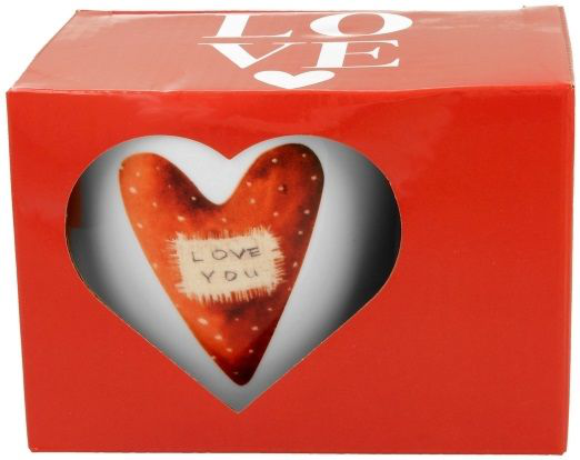 Kubek porcelanowy Love You 460 ml widoczny przez serduszkowe okienko w pudełku.