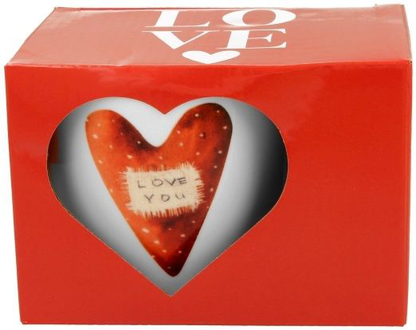Kubek porcelanowy Love You 460 ml widoczny przez serduszkowe okienko w pudełku.