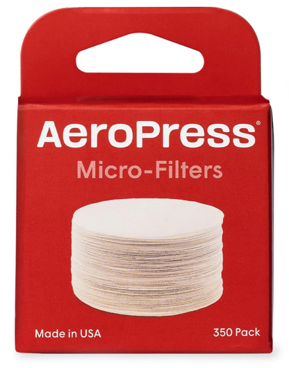 Zdjęcie pudełka czerwonego AeroPress Micro-Filters z widoczną ilością 350 sztuk filtrów.