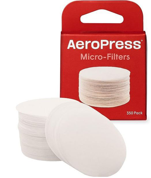 Opakowanie AeroPress Micro-Filters wraz z widocznymi białymi filtrami papierowymi wysuniętymi przed pudełko.