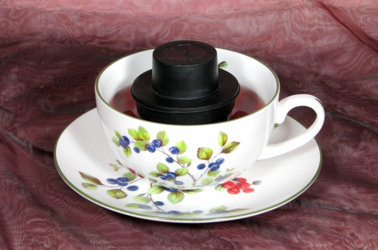 Pływający zaparzacz do herbaty Finum umieszczony w filiżance