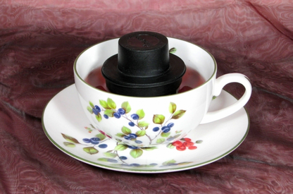 Pływający zaparzacz do herbaty Finum umieszczony w filiżance