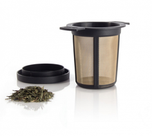 Zaparzacz do herbaty Finum rozmiar M z pokrywką i porcją liściastej herbaty obok.