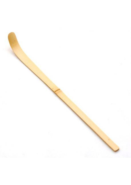 Tradycyjna bambusowa łyżeczka do matchy chashaku wykonana z jasnego drewna.