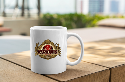 Kubek porcelanowy Basilur 330 ml na stole w słońcu – idealny do picia aromatycznej herbaty.