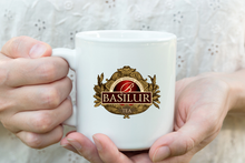 Kubek porcelanowy Basilur 330 ml trzymany w dłoniach – elegancki kubek do herbaty premium.