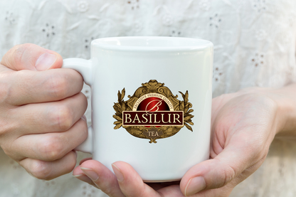 Kubek porcelanowy Basilur 330 ml trzymany w dłoniach – elegancki kubek do herbaty premium.