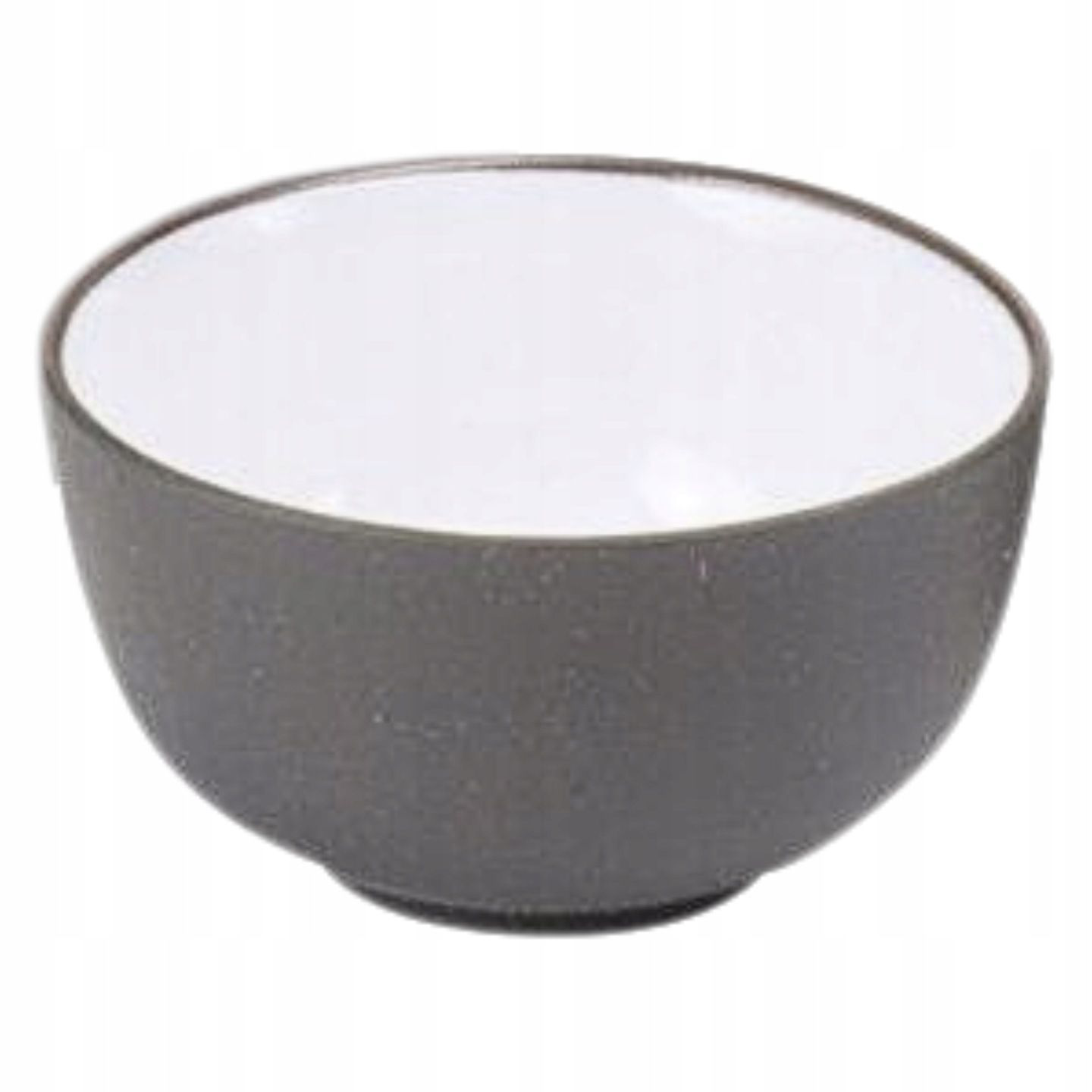 Pojedyncza czarka Kao Yixing z glinki, ciemna na zewnątrz i jasna wewnątrz.