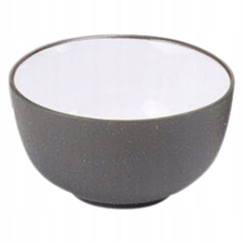 Pojedyncza czarka Kao Yixing z glinki, ciemna na zewnątrz i jasna wewnątrz.