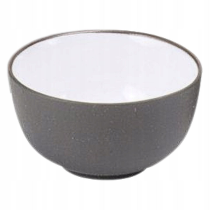 Pojedyncza czarka Kao Yixing z glinki, ciemna na zewnątrz i jasna wewnątrz.