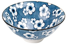 Ceramiczna czarka japońska Ahri 80 ml w kolorze niebieskim, zdobiona białymi kwiatami.