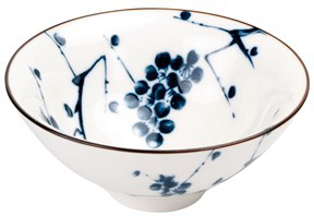 Ceramiczna czarka japońska Ahri 80 ml z granatowym motywem gałązek i owoców na białym tle.