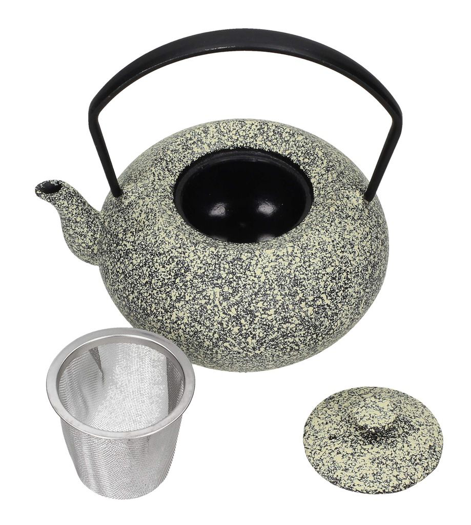 Dzbanek żeliwny kremowo-czarny z zaparzaczem i pokrywką, widok z góry.