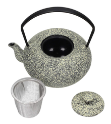 Dzbanek żeliwny kremowo-czarny z zaparzaczem i pokrywką, widok z góry.