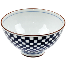 Porcelanowa czarka japońska do matchy o pojemności 210 ml, zdobiona granatowo-białym wzorem szachownicy.