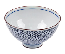 Porcelanowa czarka japońska do matchy o pojemności 210 ml, zdobiona wzorem drobnych kwadratów z kropką w środku.