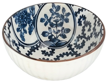 Porcelanowa czarka japońska o pojemności 280 ml, zdobiona niebieskimi ornamentami i kwiatowym wzorem.