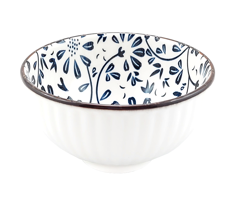 Porcelanowa czarka japońska w białym kolorze z niebieskim kwiatowym wzorem, widok z boku.