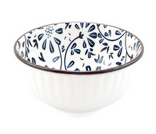 Porcelanowa czarka japońska w białym kolorze z niebieskim kwiatowym wzorem, widok z boku.