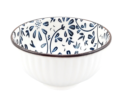 Porcelanowa czarka japońska w białym kolorze z niebieskim kwiatowym wzorem, widok z boku.