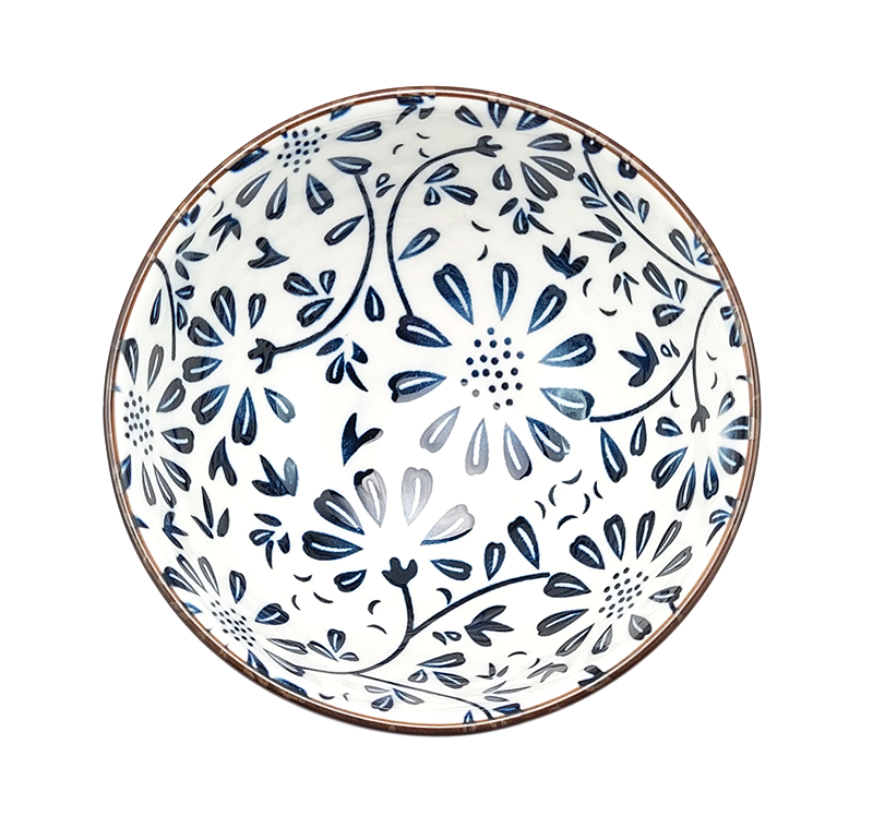 Czarka japońska zdobiona granatowym motywem roślinnym, widok pod kątem.