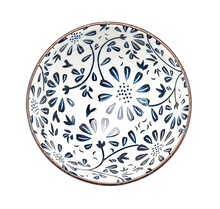 Czarka japońska zdobiona granatowym motywem roślinnym, widok pod kątem.