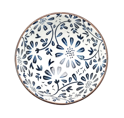 Czarka japońska zdobiona granatowym motywem roślinnym, widok pod kątem.