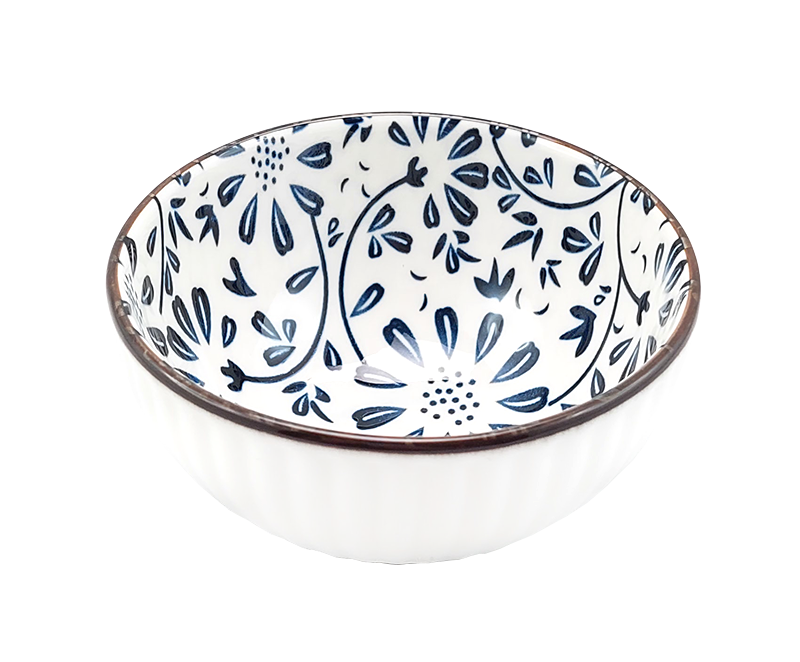 Wnętrze czarki japońskiej z kwiatowym ornamentem w kolorze granatowym, widok z góry.