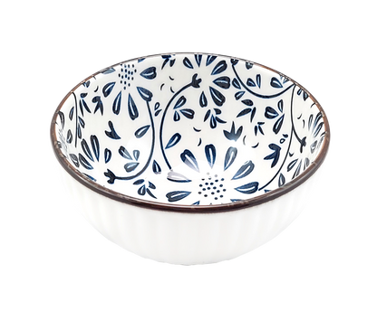 Wnętrze czarki japońskiej z kwiatowym ornamentem w kolorze granatowym, widok z góry.