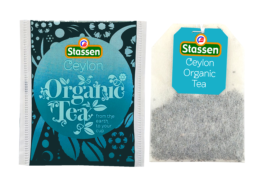 Saszetka i torebka herbaty Stassen Organic Black Tea obok siebie.
