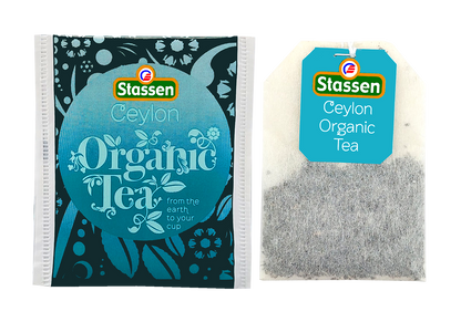 Saszetka i torebka herbaty Stassen Organic Black Tea obok siebie.