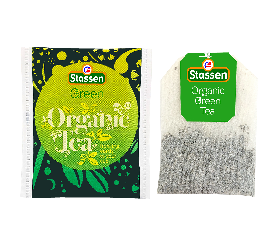 Saszetka i torebka herbaty Stassen Organic Green Tea obok siebie.