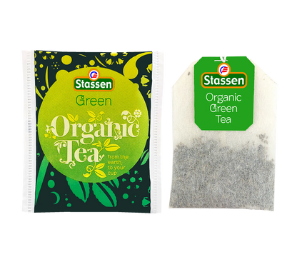 Saszetka i torebka herbaty Stassen Organic Green Tea obok siebie.