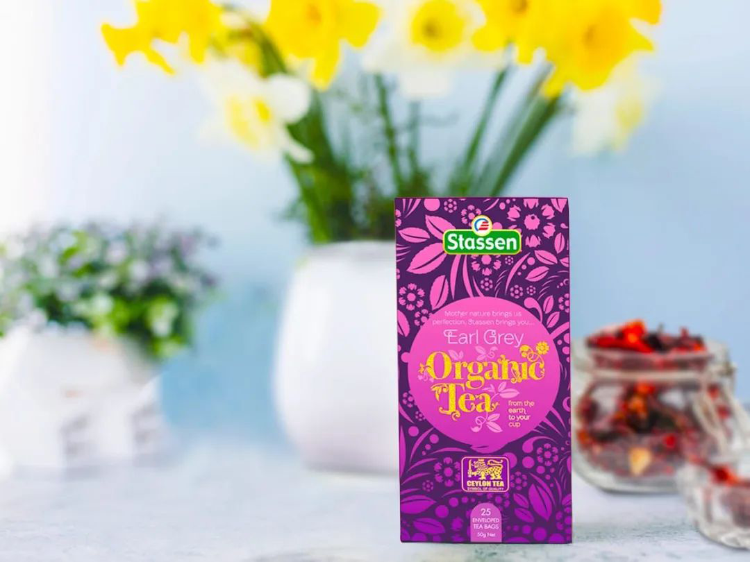Herbata Stassen Earl Grey Organic w stylizacji z kwiatami i słoiczkiem