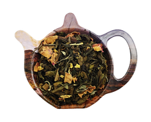 Susz białej herbaty Pai Mu Tan Peach Queen z kawałkami brzoskwini, płatkami róż i kwiatem słonecznika.