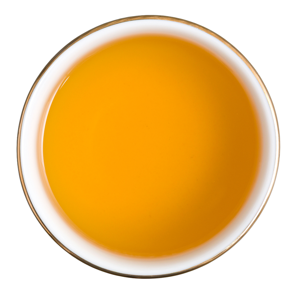 Złocisty napar herbaty ziołowej Basilur Immunity z hibiskusem, kurkumą, mango i ananasem w filiżance.