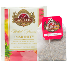 Saszetka herbaty ziołowej Basilur Immunity z hibiskusem, kurkumą, mango i ananasem wraz z indywidualną kopertą.