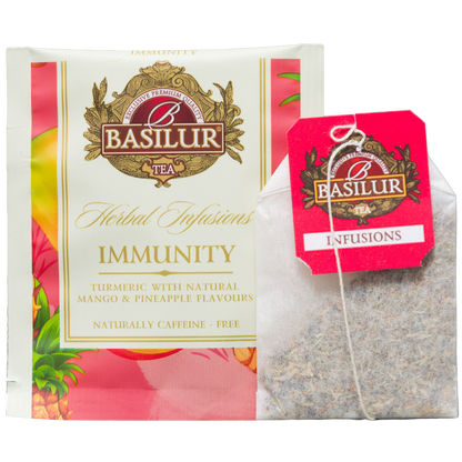 Saszetka herbaty ziołowej Basilur Immunity z hibiskusem, kurkumą, mango i ananasem wraz z indywidualną kopertą.