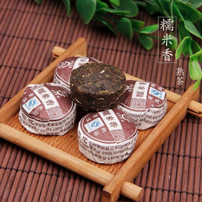 Krążki herbaty czerwonej Pu Erh MINI Tuo Cha na bambusowej tacy.