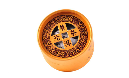 Ozdobne opakowanie herbaty Pu Erh Tea Tuo Cha 100 g w eleganckiej puszce z chińskimi znakami.