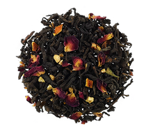 Susz herbaty czerwonej Pu Erh Adwentowy z cynamonem, migdałami, skórką pomarańczy i płatkami róży.