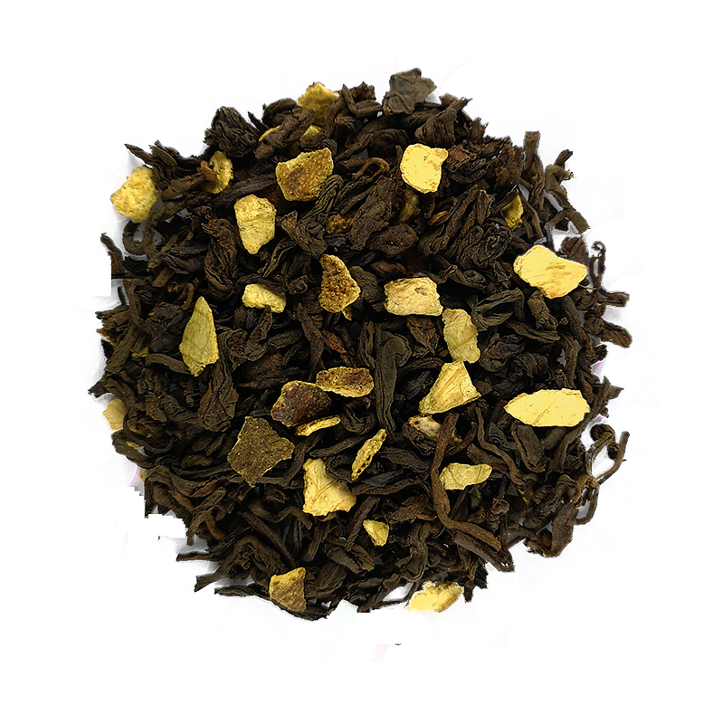 Susz herbaty czerwonej Pu Erh Pomarańczowa z dodatkiem skórki pomarańczy na drewnianej podstawce.