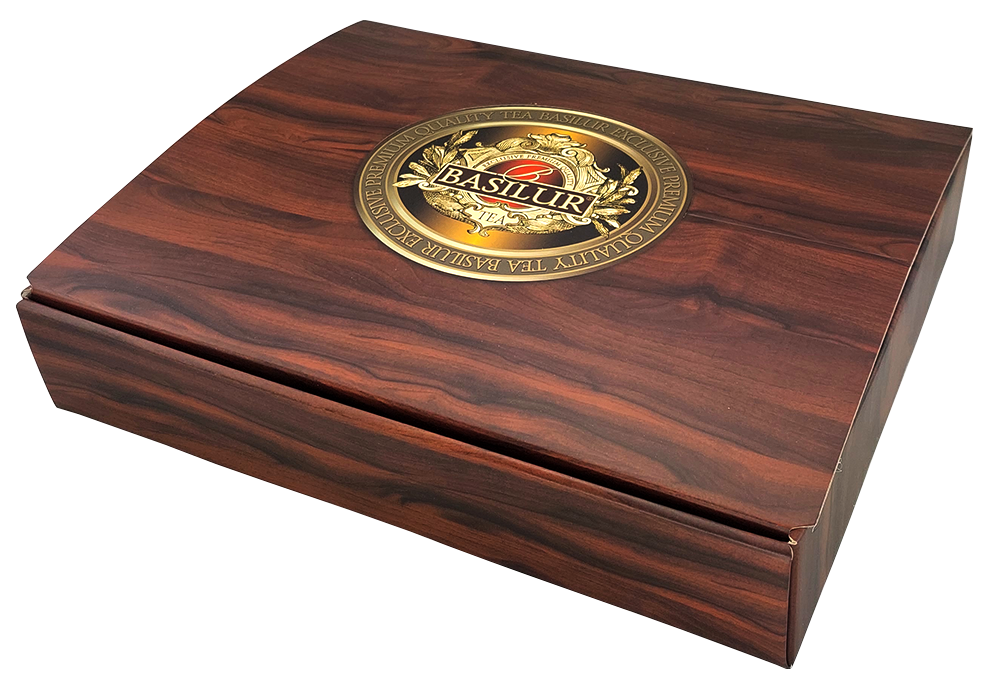 Drewnopodobny ekspozytor Basilur z logo marki na wieczku, eleganckie pudełko na herbatę.