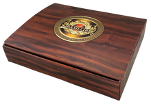 Drewnopodobny ekspozytor Basilur z logo marki na wieczku, eleganckie pudełko na herbatę.